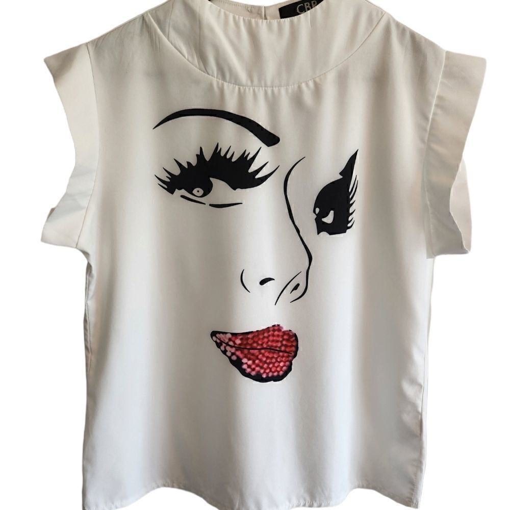 ‎Cbr Eyes and Lips Face Graphic  Top Size Medium